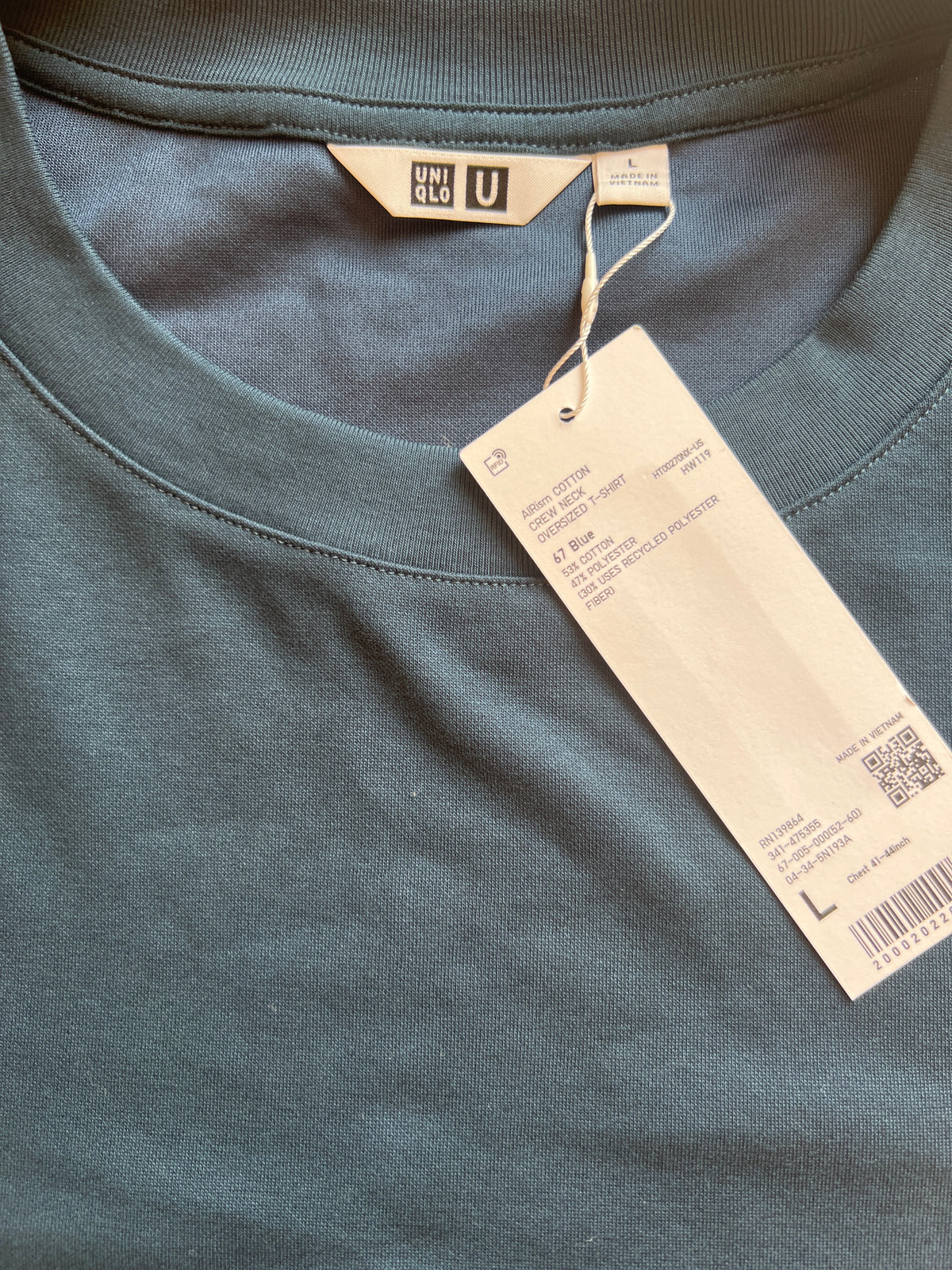 UNIQLO U AIRism Cotton Oversized T-Shirt is crafted with breathable fabric that feels cool to the touch