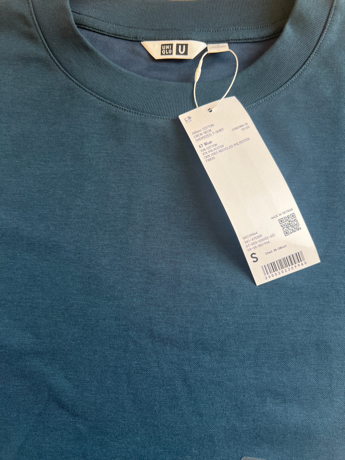 UNIQLO U AIRism Cotton Oversized T-Shirt is crafted with breathable fabric that feels cool to the touch