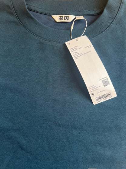 UNIQLO U AIRism Cotton Oversized T-Shirt is crafted with breathable fabric that feels cool to the touch