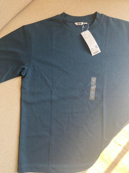 UNIQLO U AIRism Cotton Oversized T-Shirt is crafted with breathable fabric that feels cool to the touch