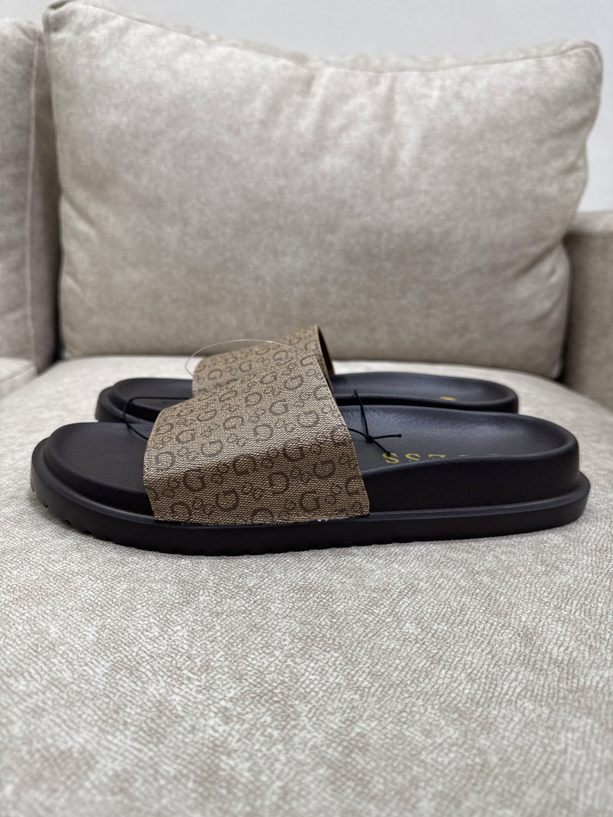 GUESS Margaria Slide