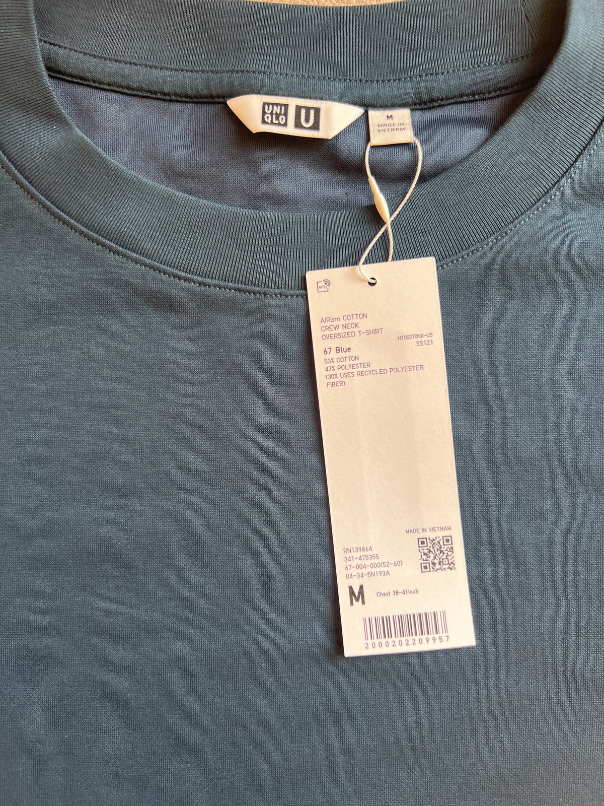 UNIQLO U AIRism Cotton Oversized T-Shirt is crafted with breathable fabric that feels cool to the touch