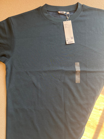 UNIQLO U AIRism Cotton Oversized T-Shirt is crafted with breathable fabric that feels cool to the touch