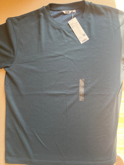 UNIQLO U AIRism Cotton Oversized T-Shirt is crafted with breathable fabric that feels cool to the touch